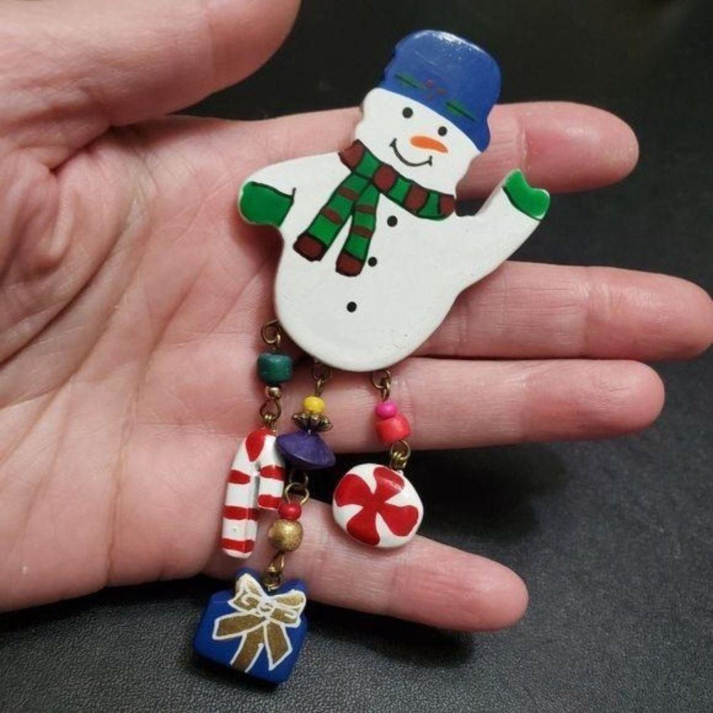 Waving snowman brooch